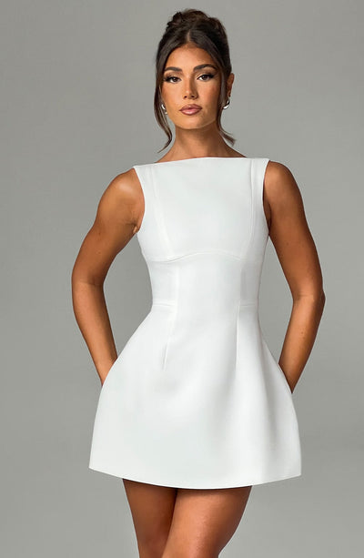 Celina – Weißes Minikleid mit Bubble-Rock & Rückenausschnitt | Elegantes Kleid
