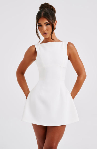 Celina – Weißes Minikleid mit Bubble-Rock & Rückenausschnitt | Elegantes Kleid