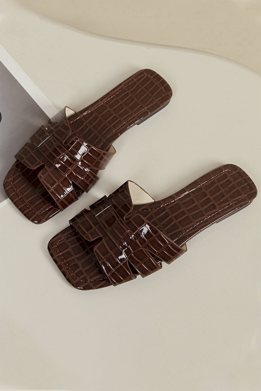 Elegante weiße Slides mit Kroko-Optik