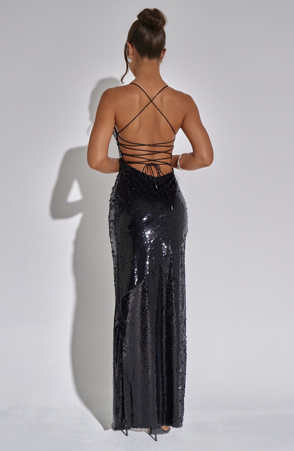 Dyonne | Schwarzes Paillettenkleid mit Beinschlitz & Spaghettiträgern