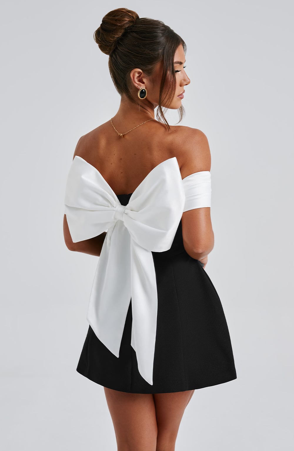 Delta | Schulterfreies Minikleid mit Kontrastierendem Oberteil