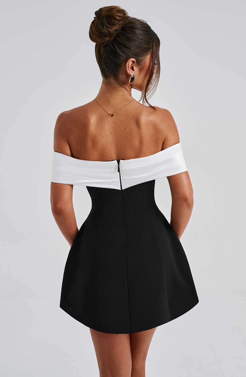 Delta | Schulterfreies Minikleid mit Kontrastierendem Oberteil