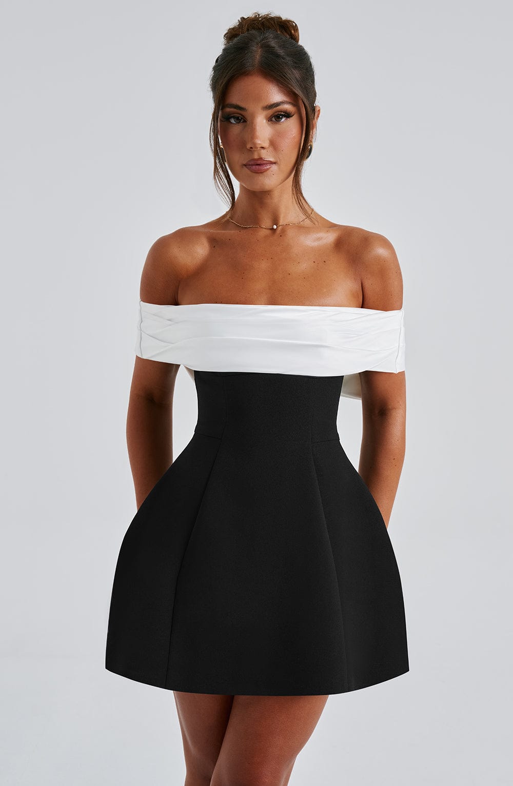 Delta | Schulterfreies Minikleid mit Kontrastierendem Oberteil