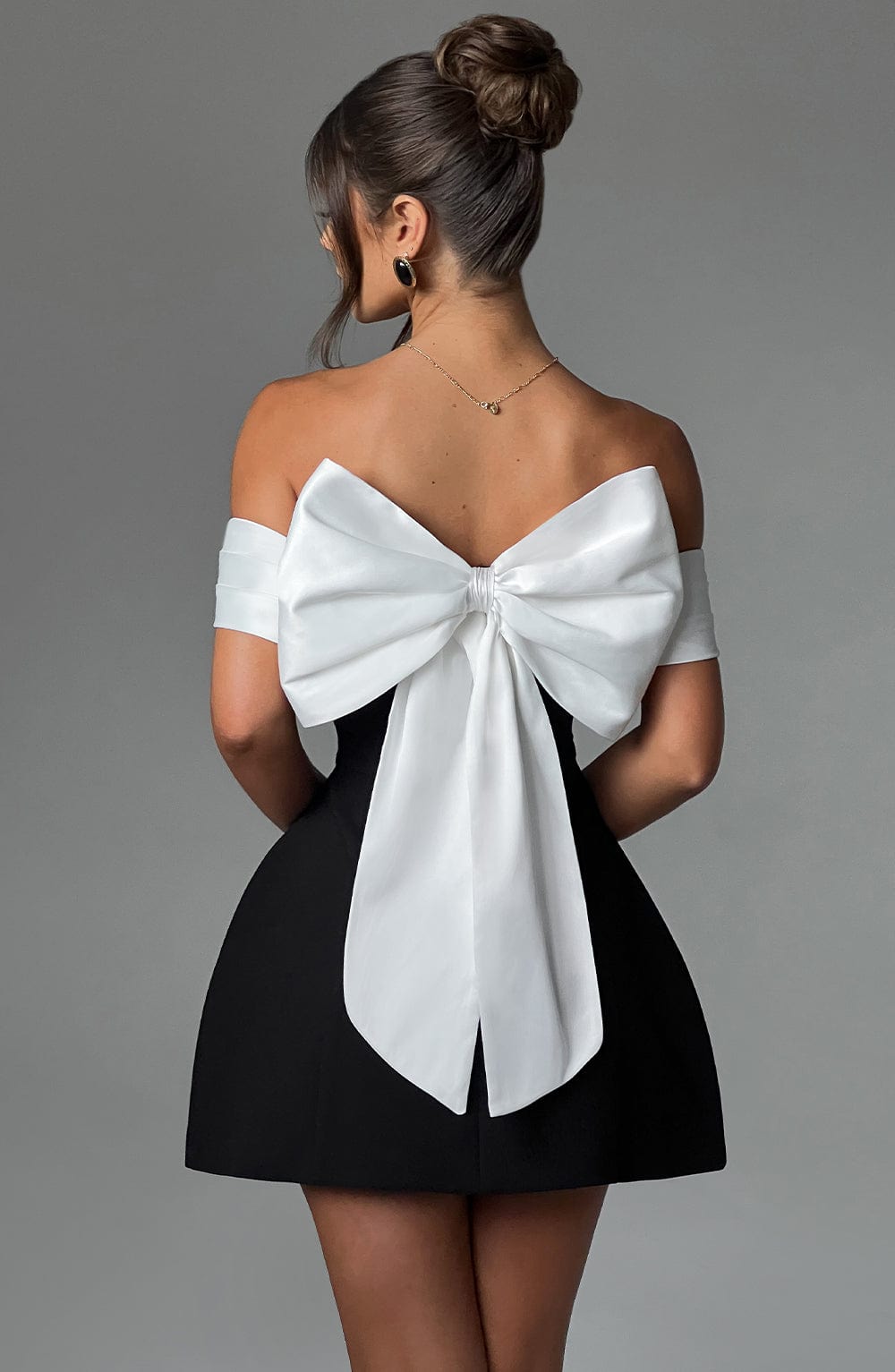 Delta | Schulterfreies Minikleid mit Kontrastierendem Oberteil