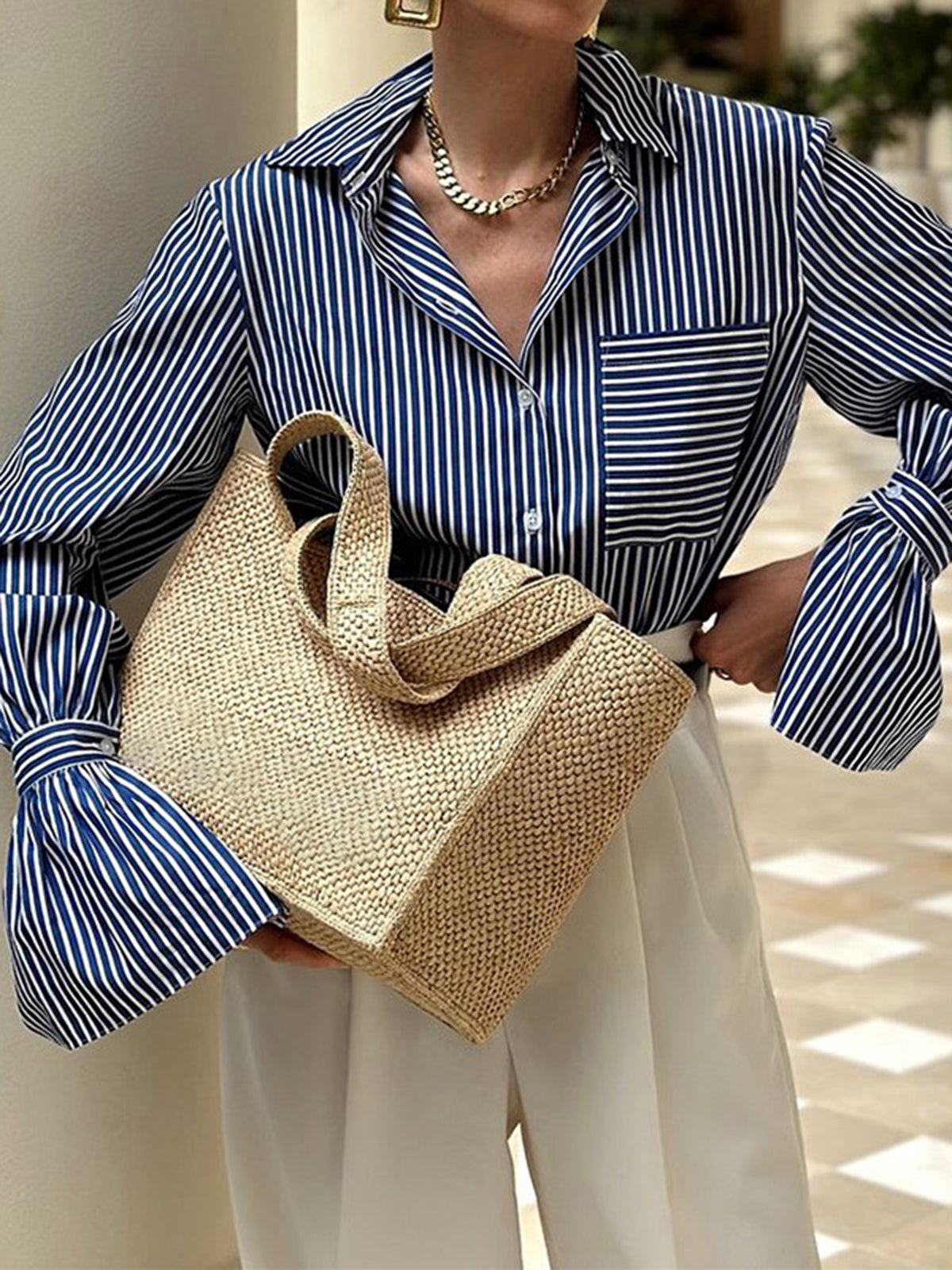 Gestreifte Damenbluse in Navy mit ausgestellten Ärmeln und Brusttasche – eleganter Business-Look von Zendoo


