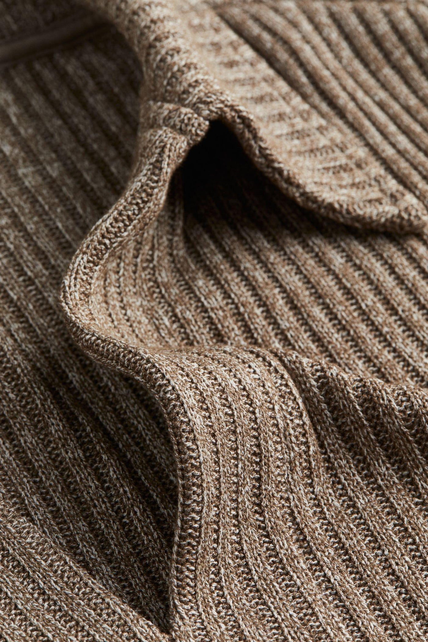 Gerippter Strickpullover mit Kragen