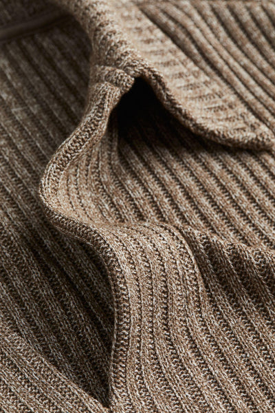 Gerippter Strickpullover mit Kragen