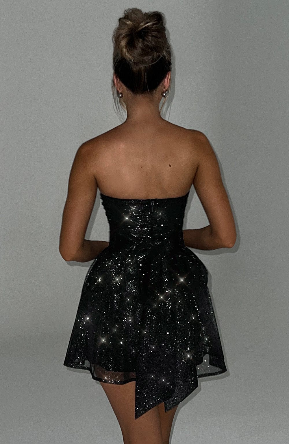 Katrina | Schulterfreies Minikleid mit Glitzerdetails und Ausgestelltem Rock