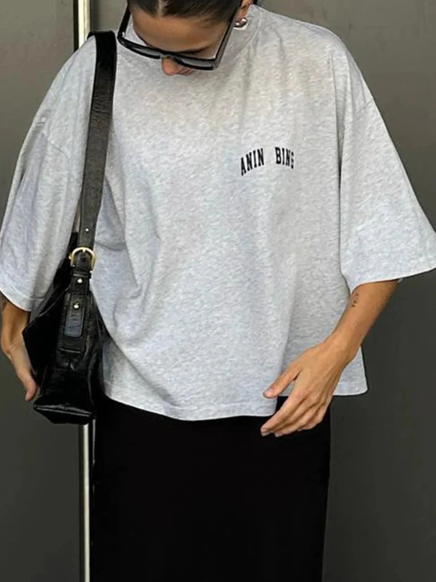 Oversized Damen T-Shirt in Grau mit kleinem Logo-Print – minimalistischer Everyday Look von Zendoo