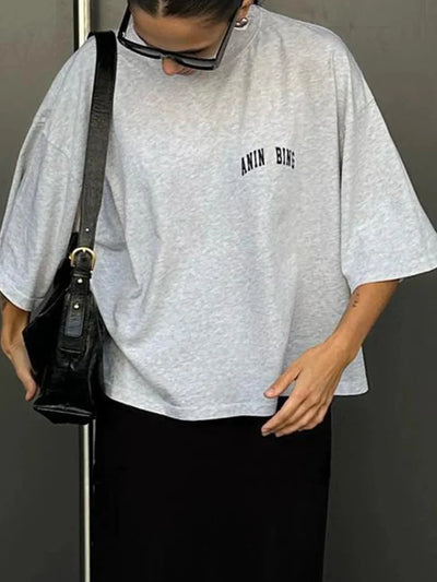 Oversized Damen T-Shirt in Grau mit kleinem Logo-Print – minimalistischer Everyday Look von Zendoo