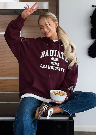 Oversized Damen Hoodie in Burgundy mit weißem Statement-Print und Cut-Out Details – lässiger Kapuzenpullover