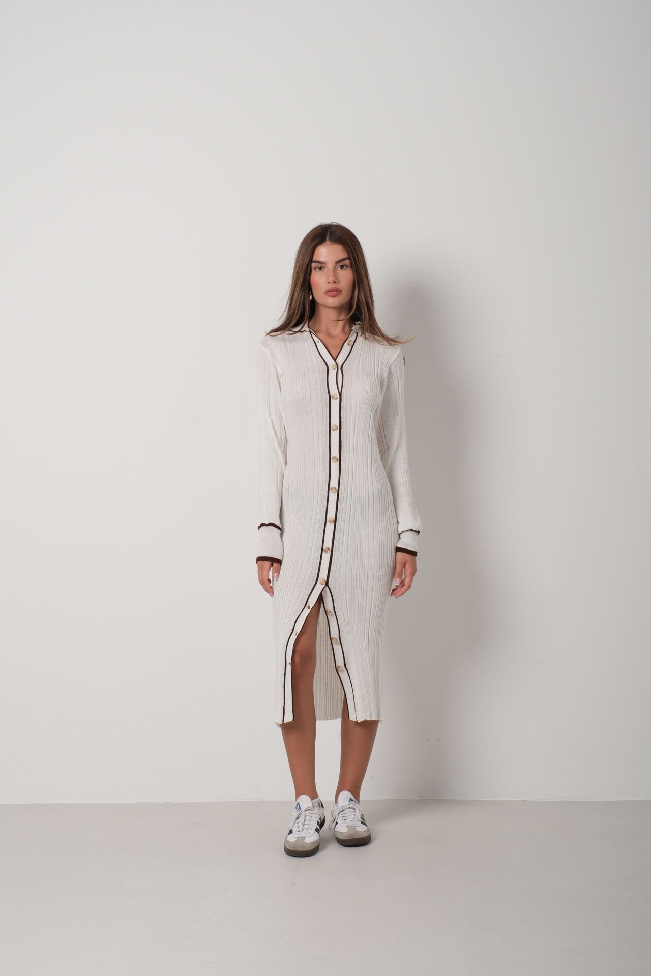 Isabelle | Geripptes Strickkleid mit Knopfleiste & Kontrastpaspeln