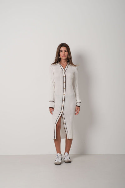 Isabelle | Geripptes Strickkleid mit Knopfleiste & Kontrastpaspeln