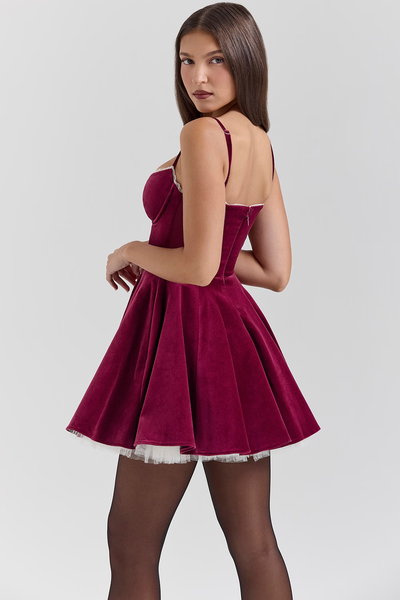 Eva | Samt-Minikleid mit Spaghettiträgern und Ausgestelltem Rock