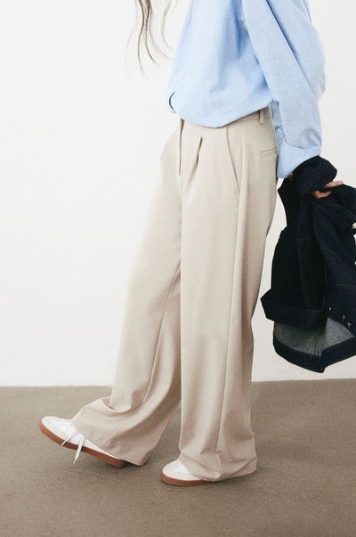 Weite Damenhose mit Bundfalten und geradem Schnitt
