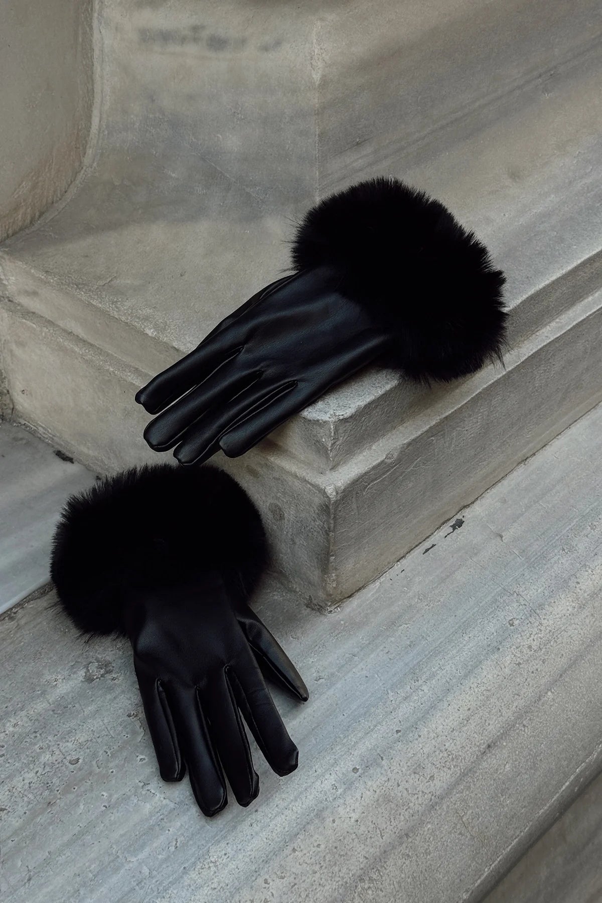 Emma | Flauschige Lederhandschuhe in Schwarz für Damen