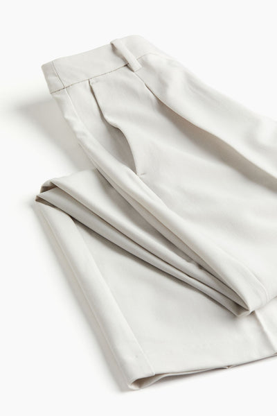 Weite Damenhose mit Bundfalten und geradem Schnitt