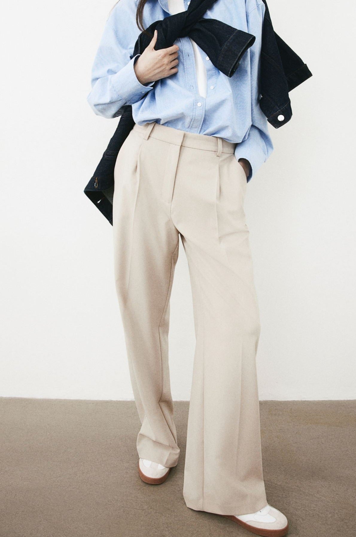Weite Damenhose mit Bundfalten und geradem Schnitt
