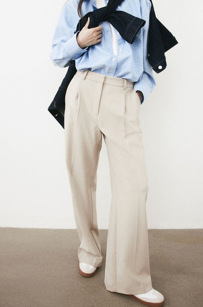 Weite Damenhose mit Bundfalten und geradem Schnitt