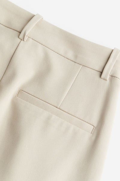 Weite Damenhose mit Bundfalten und geradem Schnitt